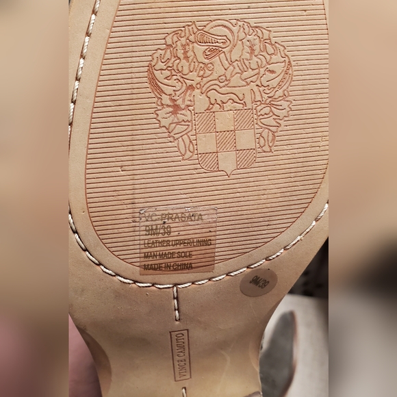 Vince Camuto ankle booties, sage green suede sz 9, cute cutout detail, 2" heel - Picture 11 of 15